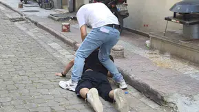 Samsun sokaklarında polisten kaçan şüpheliye kelepçe