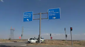 Kilis'te yoldan çıkan otomobil tabelaya çarptı