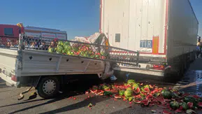 Manisa’da TIR’a çarpan kamyonet hurdaya döndü