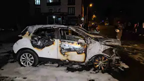 Gece yarısı oto galeride yangın 3 araç küle döndü