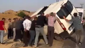 Kozluk yolunda kaza geçiren minibüs yan yattı