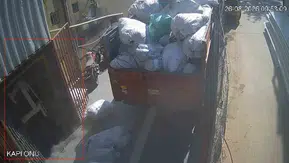 Atölyede yük asansörü birinci kattan düştü, o anlar kamerada