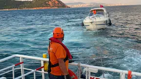 Kınalıada açıklarında sürüklenen tekne son anda kurtarıldı
