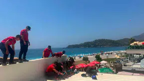 Fethiye'de yamaç paraşütü kazası sonrası çatıdan kurtarma operasyonu