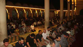 Şanlıurfa'da kandil gecesi camiler doldu, avlulara hasır serildi