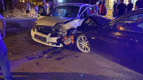 İnegöl’de gece yarısı kaza İki sürücü hastanelik oldu