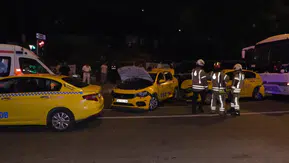 Beyoğlu’nda servis minibüsü sekiz aracı birbirine kattı