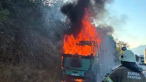 Bursa yolunda talaş yüklü TIR küle döndü