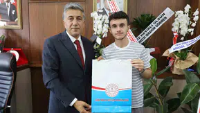 Ağrılı öğrenci Türkiye ikinciliğiyle kürsüye çıktı