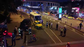 Beyoğlu’nda sekiz aracın karıştığı zincirleme kaza trafiği kilitledi