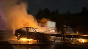 Belen yolunda seyir halindeki otomobil küle döndü