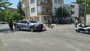 Adıyaman'da kavşak kazası Sürücülerden biri yaralandı