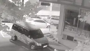 Arnavutköy'deki gece baskınına polis engeli: İki şüpheli kıskıvrak yakalandı