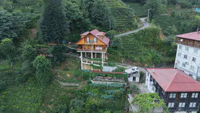 Rize’de yolun üzerine kurulan sıra dışı villa