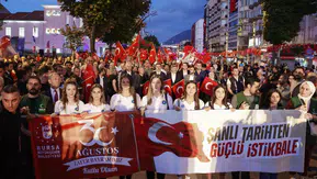 Bursa'da 30 Ağustos coşkusu: Zafer yürüyüşü Elif Buse Doğan konseriyle taçlandı