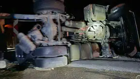 Bolu'da devrilen tır ulaşımı felç etti