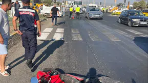Akşam kavşağında motosiklet ve otomobil çarpıştı, 2 kişi ağır yaralı