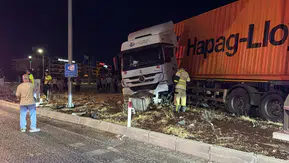 TIR refüje çıktı, sürücü sıkıştı, itfaiye seferber oldu
