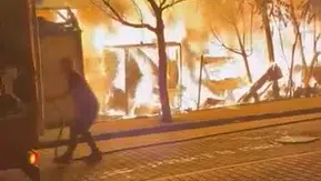 Avcılar'da TIR parkında gece yangını 5 araç küle döndü