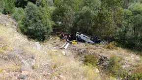 Sivas Suşehri yolunda minibüs uçuruma sürüklendi