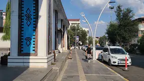 Tunceli'de 35 derece sıcakta Munzur Dağları zirvesinde kar keyfi