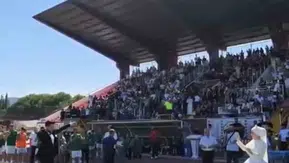 Düğün sonrası tribüne gelinlikle geldiler, final maçına çiftetelli damgası vurdu