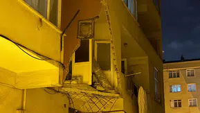 Güngören'de gece yarısı dehşeti 5 katlı binanın balkonu çöktü
