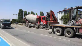 Iğdır yolunda beton mikserleri otomobili ezdi