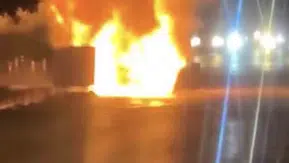 Samsun'da otomobil seyir halinde alev aldı, patlamalar yaşandı