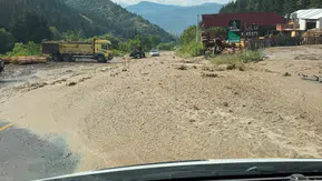 Artvin Şavşat’ta aniden bastıran sağanak yolları kapattı