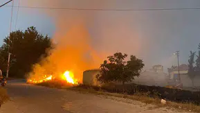 Denizli Çardak'ta evlerin hemen dibinde yangın paniği