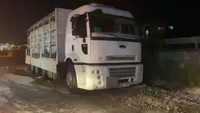 Hendek'te asit yüklü kamyon sızdırdı, 2 kişi etkilendi