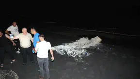 Sahile vuran çuvallar panik yarattı Samsun'da ekipler seferber oldu
