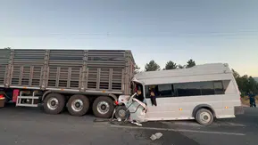 Malatya’da tarım işçilerini taşıyan minibüs TIR’a çarptı