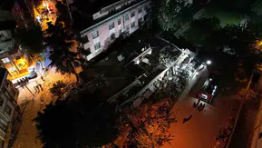 Bahçelievler'de boş bina büyük bir gürültüyle yerle bir oldu