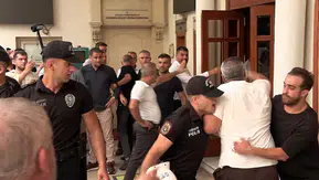 Adana’da servisçilerin belediye önündeki plaka eylemine polis müdahalesi