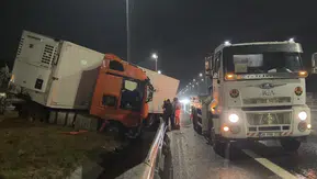 Ömerli'de kaygan yol TIR'ı bariyere savurdu Gece yarısı otoyolda kaza