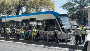 Fındıklı'da tramvay raydan çıktı seferler aksadı