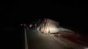 Tosya'da kamyon devrildi, sürücü şans eseri kurtuldu