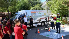 Minik öğrencilere jandarmadan uygulamalı trafik dersi
