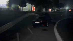 Basın Ekspres Yolu'nda gece yarısı dehşeti: Virajı alamayan otomobil refüje saplandı