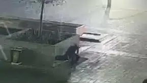 Taksim Meydanı'ndaki o anlar kamerada: Bankta unutulan telefonun bedeli ağır oldu