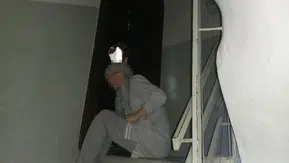Manisa'da apartman sakinlerini dehşete düşüren komşu dehşeti: Matkapla kapıyı parçaladı