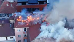 Darıca'da akşam saatlerinde korkutan yangın: Çatı alevlere teslim oldu