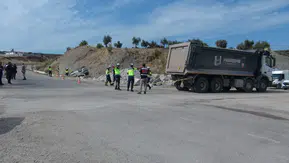 Şenlikçe köyünde dehşet anları: Hafriyat kamyonu ile ticari araç çarpıştı