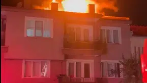 Bolu'da geceyi aydınlatan korku dolu anlar: Çatı katı küle döndü