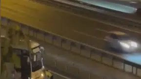 TEM Otoyolu'nda şaşırtan görüntü: Trafik polisi aracı tek başına itmeye çalıştı