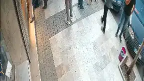Salihli'de kuyumcu dehşeti: Esnafın cesareti soyguncuyu durdurdu