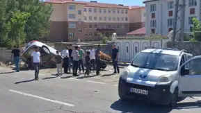 Patnos'ta sabah saatlerinde korkutan kaza: Kavşakta çarpışan araçlar hurdaya döndü