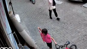 Minik Nehir'in sokaktaki duyarlı hareketi görenleri duygulandırdı